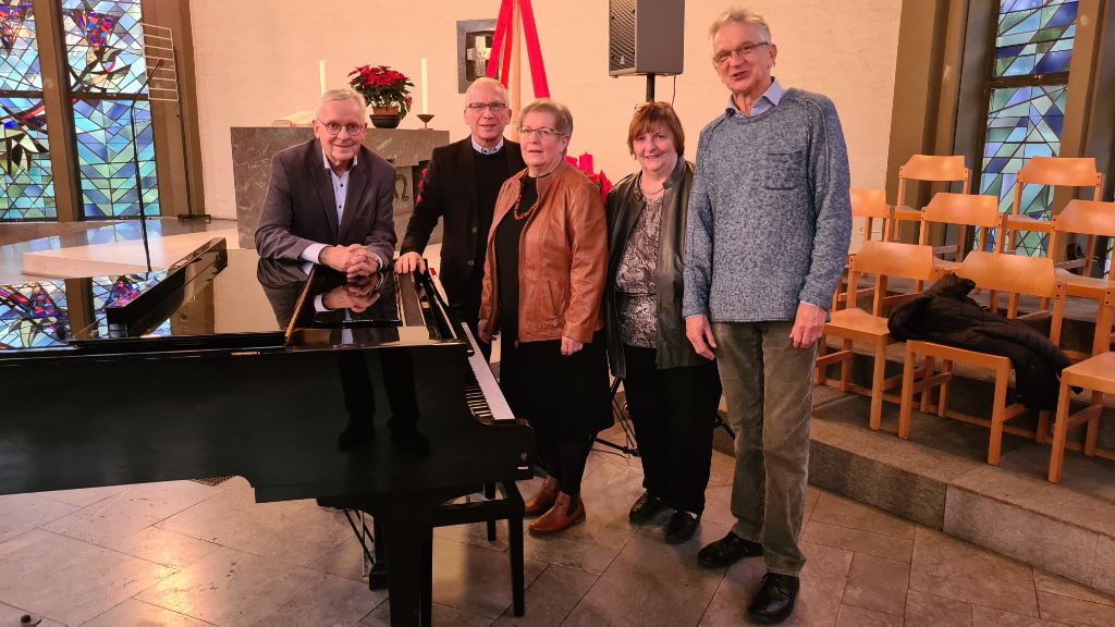 Prof. Dr. Thomas Krämer, Prof. Wolf Mayer, Ute Seibert, Iris Dewald und Wolfgang Lerch stehen an einem Flügel in der Christuskirche Saarbrücken.