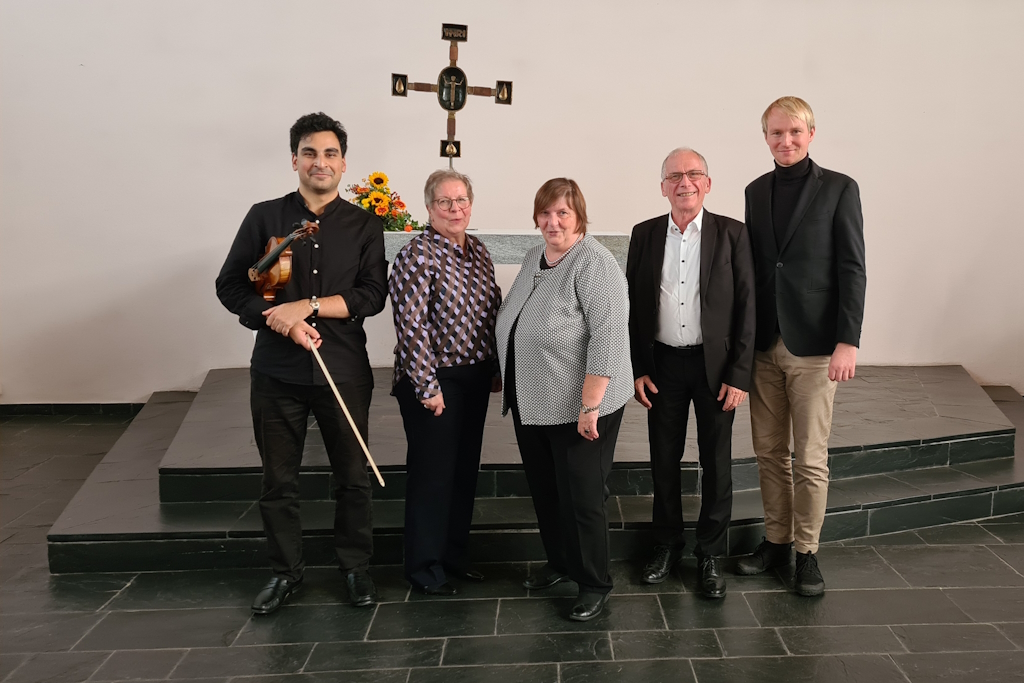 Prof. Dr. Thomas Krämer, Prof. Wolf Mayer, Ute Seibert, Iris Dewald und Wolfgang Lerch stehen an einem Flügel in der Christuskirche Saarbrücken.